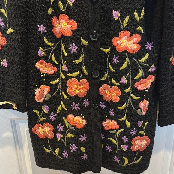 Chic Black Knit Cardigan with Floral Embroidery - Picture 4 of 4